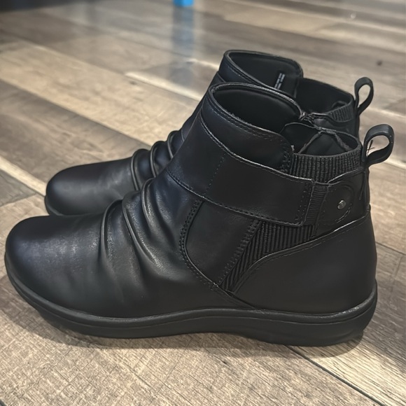 Authentic Clarks black ankle boots sz woman's 7 Wide - Picture 3 of 11